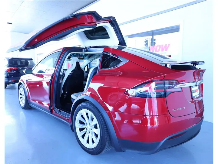 RED, 2016 TESLA MODEL X Image 4