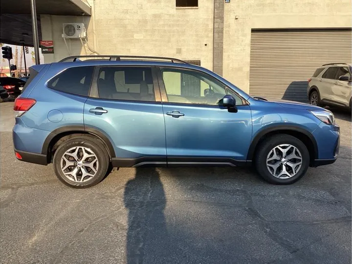 BLUE, 2019 SUBARU FORESTER Image 7