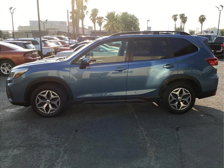 BLUE, 2019 SUBARU FORESTER Image 3