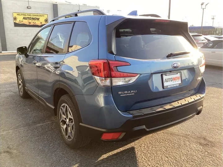 BLUE, 2019 SUBARU FORESTER Image 4