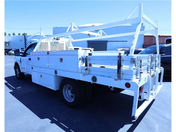 WHITE, 2017 FORD F350 SUPER DUTY CREW CAB & CHASSIS Image 3