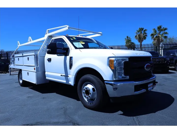 WHITE, 2017 FORD F350 SUPER DUTY CREW CAB & CHASSIS Image 7