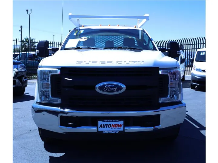 WHITE, 2017 FORD F350 SUPER DUTY CREW CAB & CHASSIS Image 8