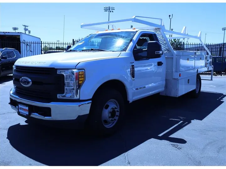 WHITE, 2017 FORD F350 SUPER DUTY CREW CAB & CHASSIS Image 1