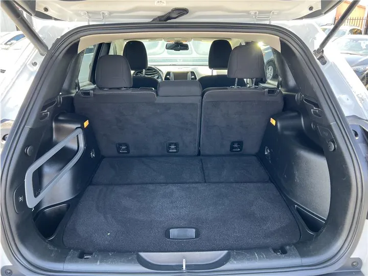 WHITE, 2017 JEEP CHEROKEE Image 9