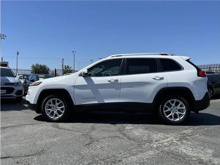 WHITE, 2017 JEEP CHEROKEE Image 2