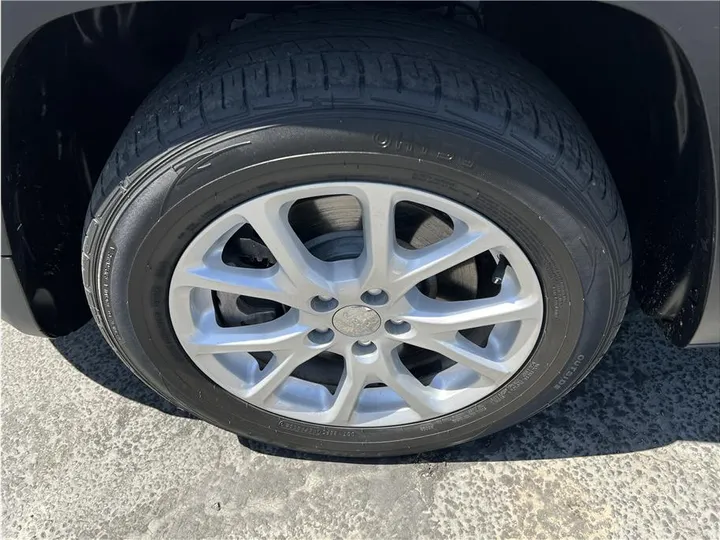 WHITE, 2017 JEEP CHEROKEE Image 10