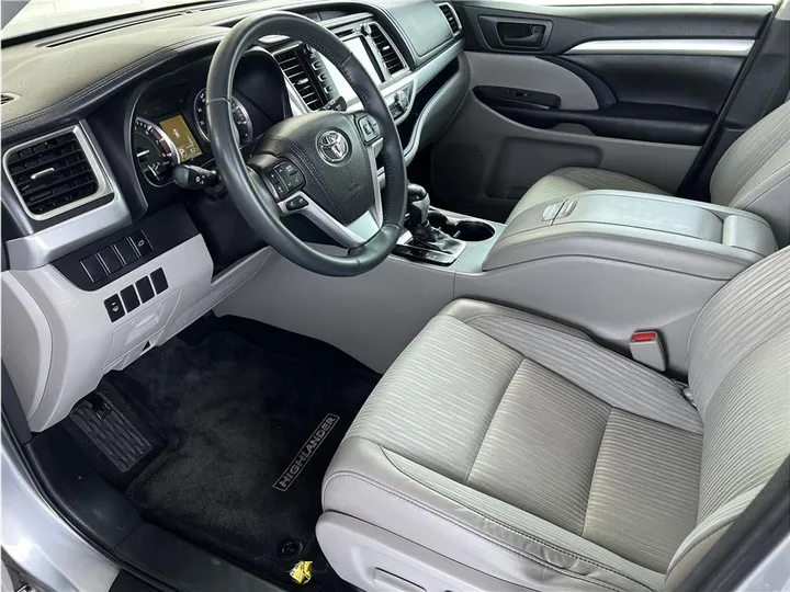 SILVER, 2016 TOYOTA HIGHLANDER Image 12