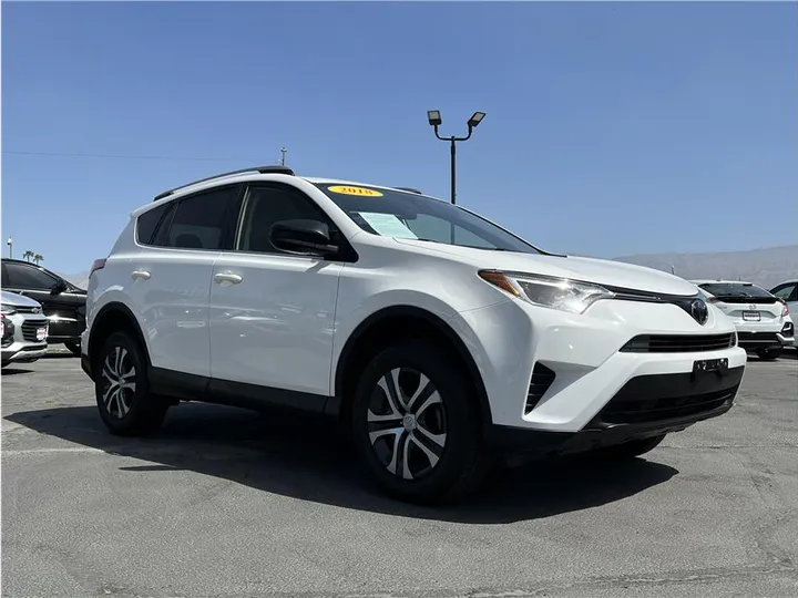 WHITE, 2018 TOYOTA RAV4 Image 7