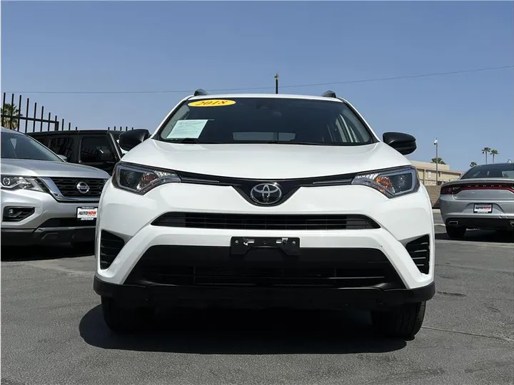 WHITE, 2018 TOYOTA RAV4 Image 8