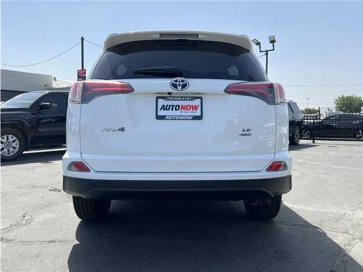 WHITE, 2018 TOYOTA RAV4 Image 4