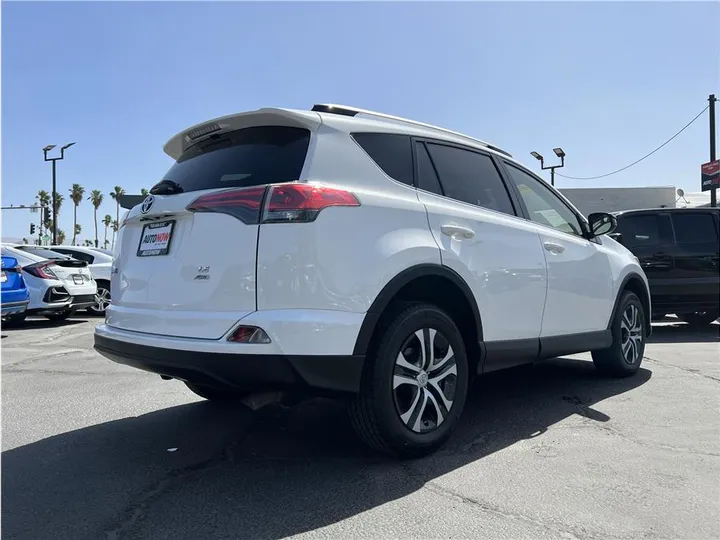 WHITE, 2018 TOYOTA RAV4 Image 5