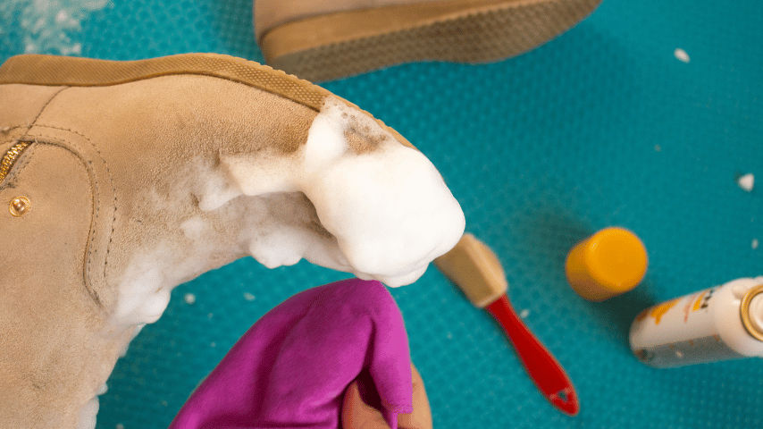 cara mencuci sepatu suede