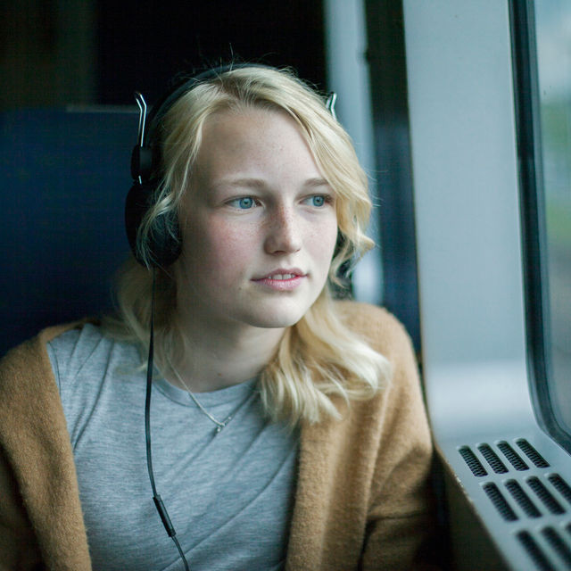 Amarum meisje kijkt uit treinraam 763168477