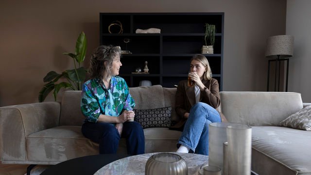 GG Net Amarum Twee vrouwen gesprek op de bank thee drinken 064 HR