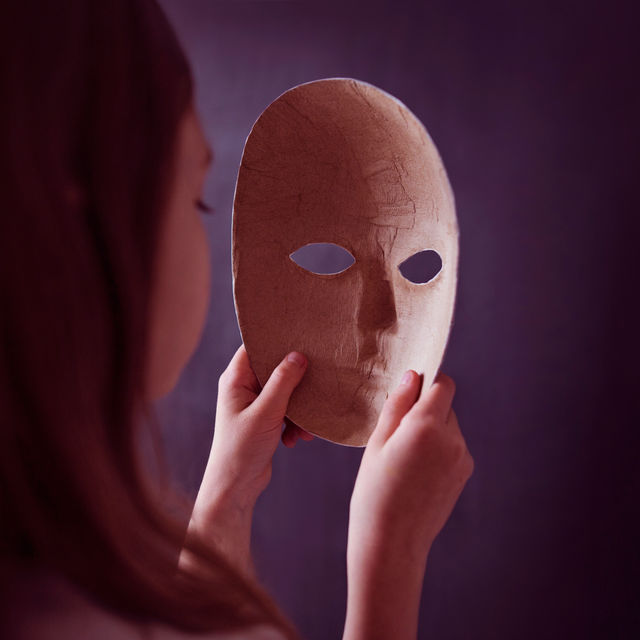 vrouw houdt masker in haar handen