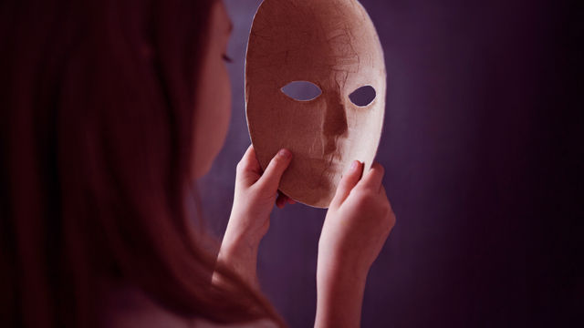 vrouw houdt masker in haar handen