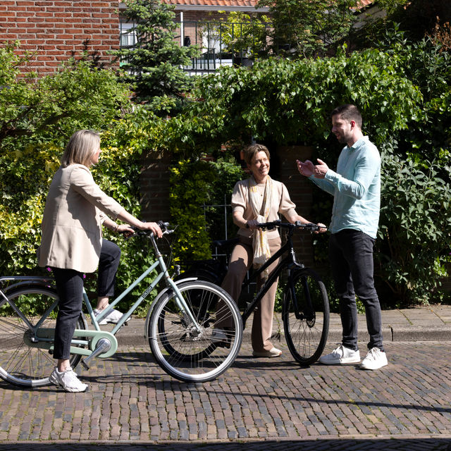 BAS Twee dames en heer op fiets 068 HR