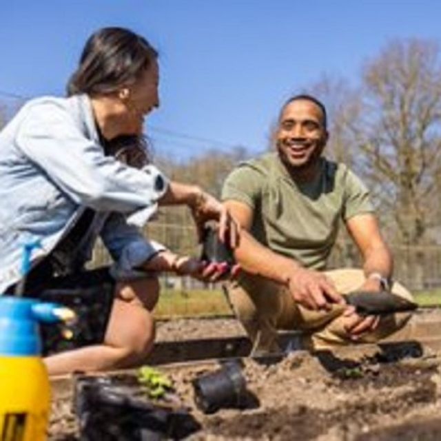 Twee mensen aan het werk in de tuin