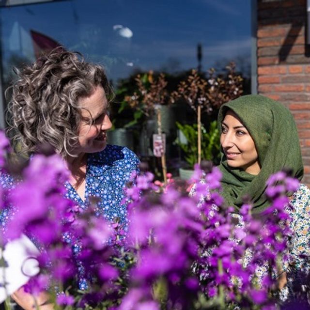 Twee vrouwen bij bloemenzaak 400x400