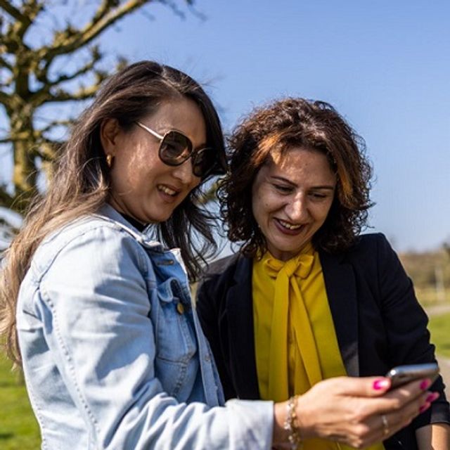 Twee vrouwen in gesprek