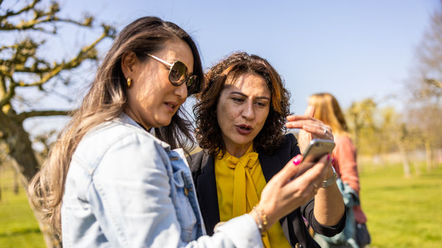 Dames kijken op mobiel