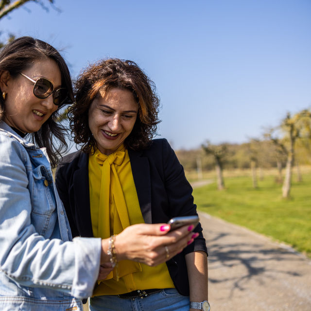 Dames kijken op mobiel2