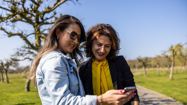 Dames kijken op mobiel2