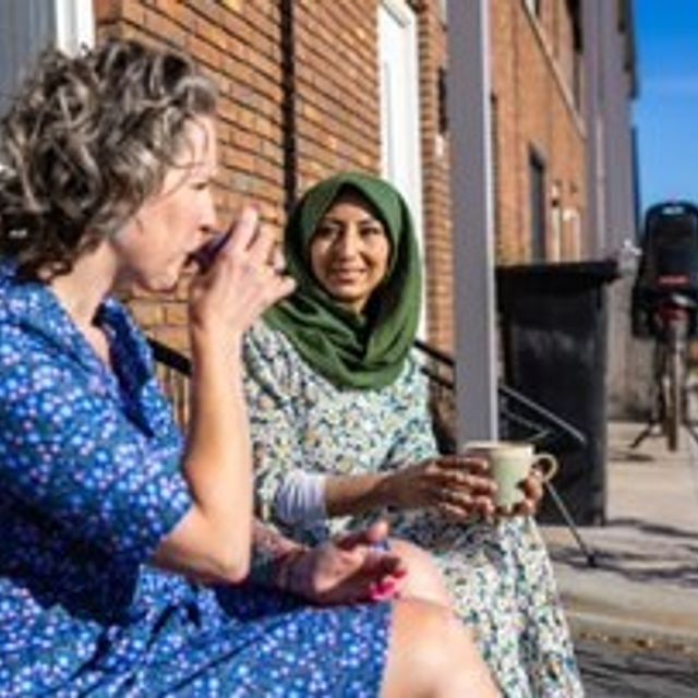 Twee vrouwen koffie drinken