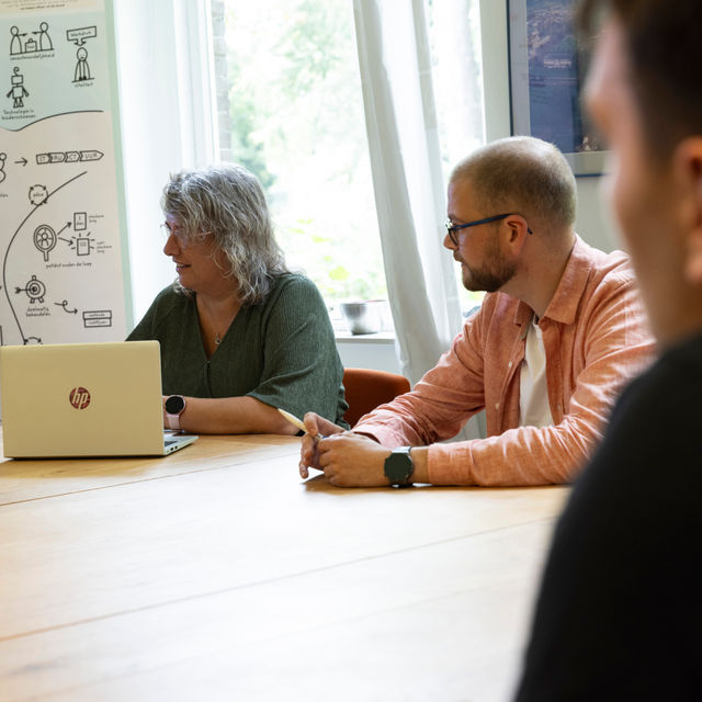 Verg iedereen in gesprek aan verg tafel 076