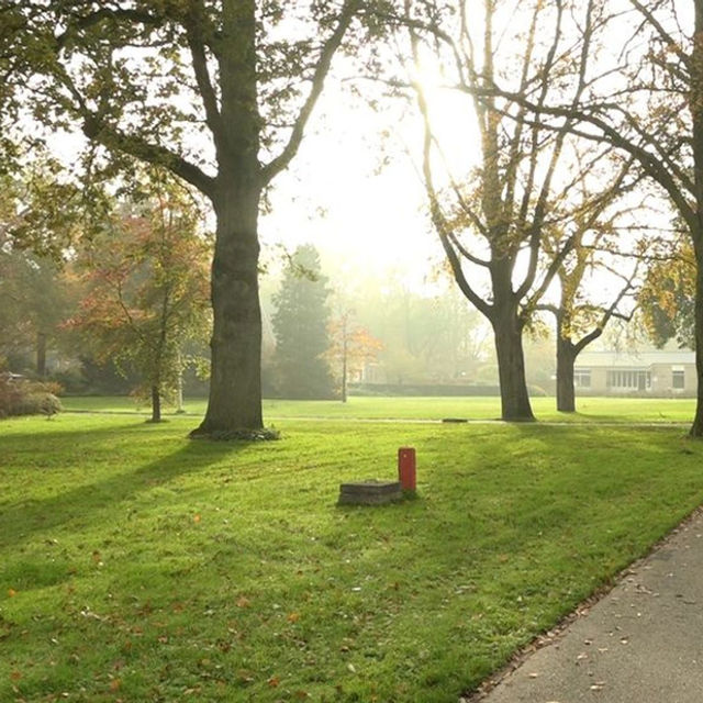 Esther en Tineke wandelend langs plek nieuwbouw