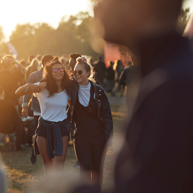 Twee meisen op festival