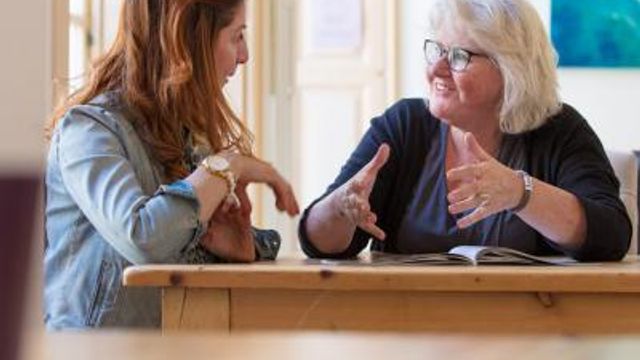 Twee vrouwen in gesprek