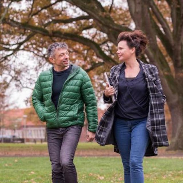 Man en vrouw wandelen