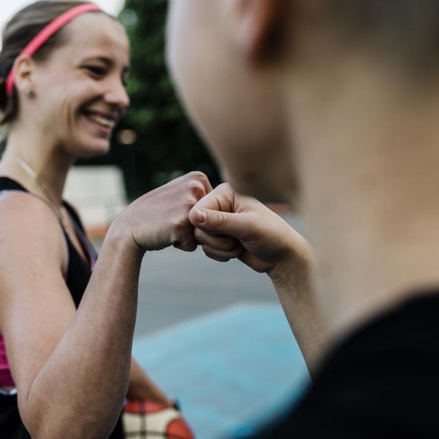 15 8fa447ccf9 twee jongeren die sporten en elkaar boks geven klein