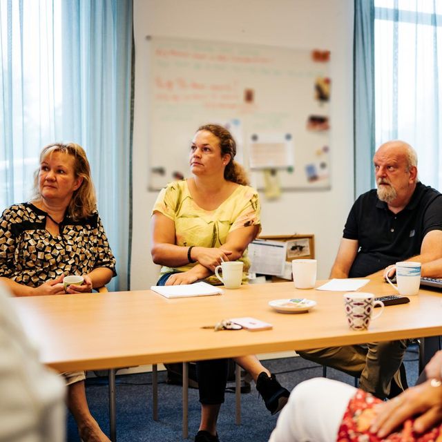 mensen overleggen aan een tafel