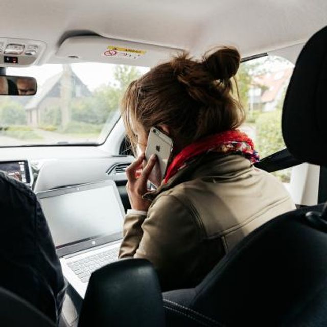 man en telefonerende vrouw in auto