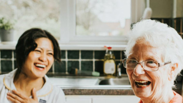 oudere vrouw spreekt met jonge vrouw