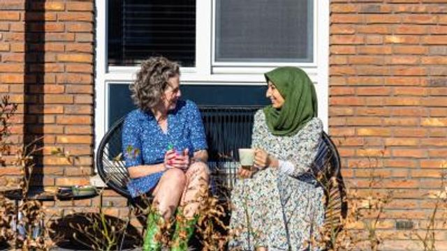 21 6045d97d17 twee vrouwen op bankje met koffie