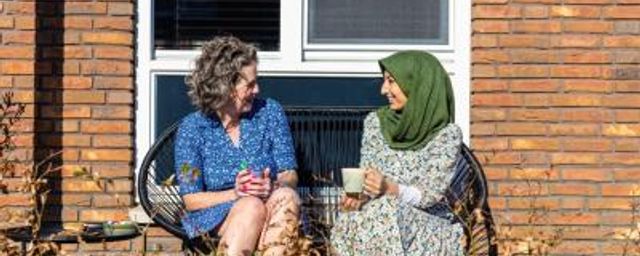 21 6045d97d17 twee vrouwen op bankje met koffie