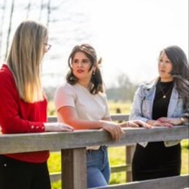 Drie vrouwen in gesprek