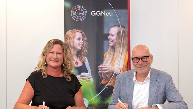 Mariel Gerritsen (BPD) en Rob Jaspers (GGNet) ondertekenen de verkoopovereenkomst