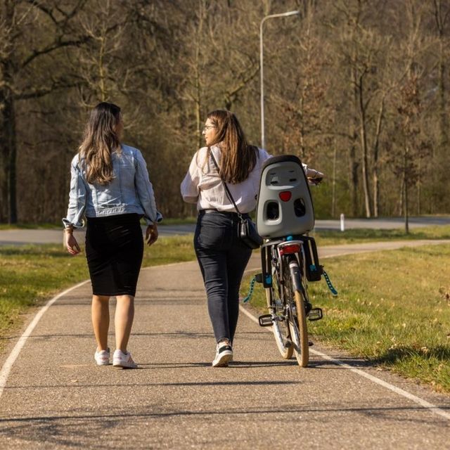 28 878ab5dd20 twee vrouwen met fiets