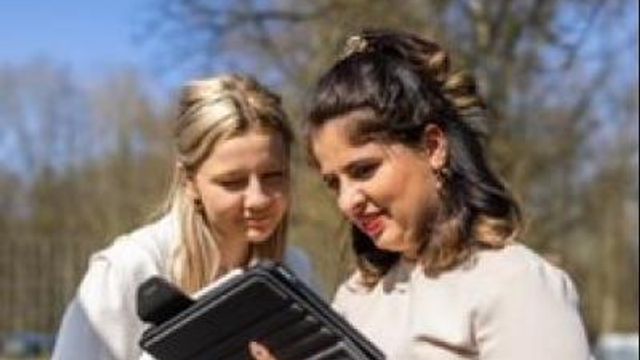 28 d5b45ced98 twee vrouwen met ipad