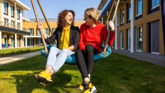 twee vrouwen op een schommel