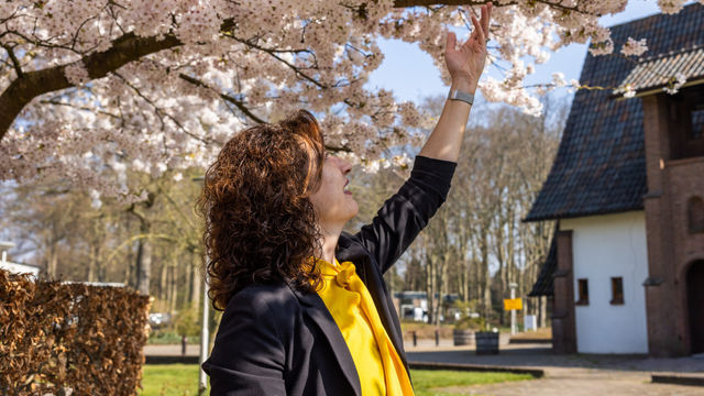 Vrouw bij bloesemboom