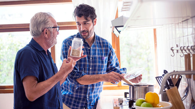 Twee mannen aan het koken