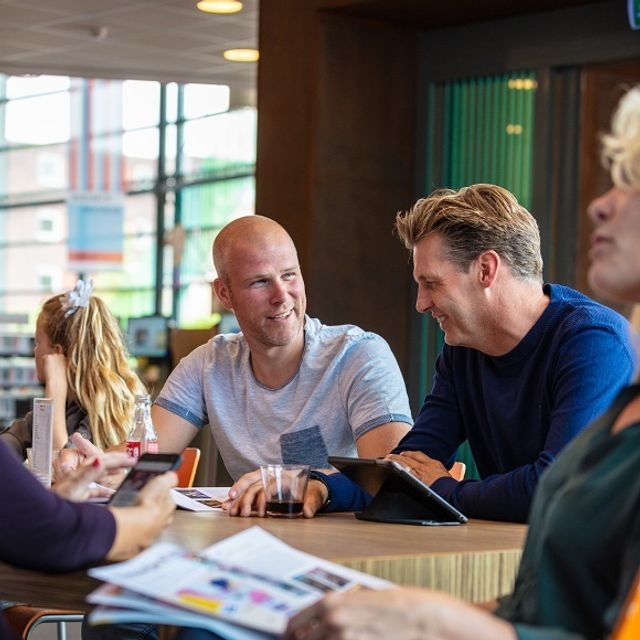 2 mannen aan tafel in gesprek