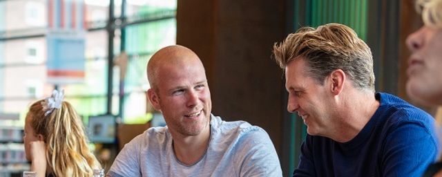 2 mannen aan tafel in gesprek