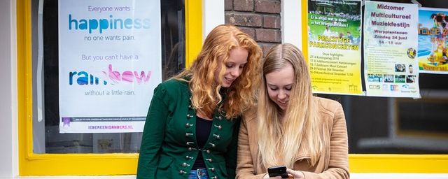 Twee jongeren in gesprek